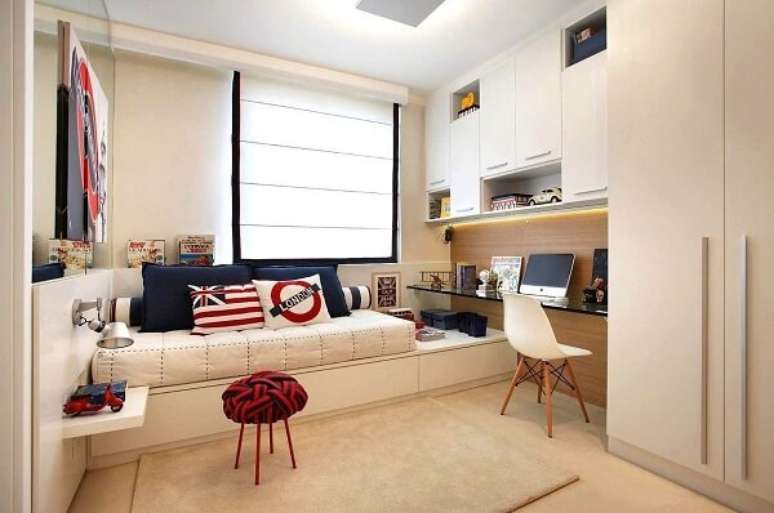 51- No quarto do adolescente a cor palha &eacute; combinada com os tons vermelho e azul marinho. Fonte: Pinterest