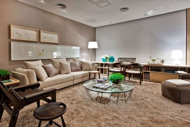 56- A parede no tom camur&ccedil;a combina com os estofados e tapetes na cor palha. Fonte: Cer&acirc;mica Burguina