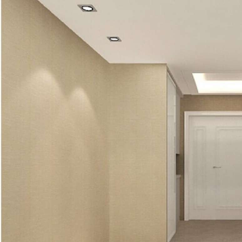 58- A parede na cor palha é valorizada pelo teto pintado na cor branca. Fonte: Pinterest