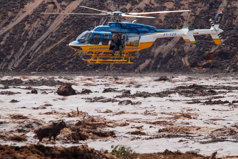 Helicóptero sobrevoa região do rompimento da barragem da Mineradora Vale, Corrego do Feijão, região de Brumadinho MG (28/01/2019)