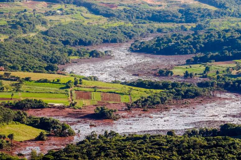 Lama varreu a região abaixo da barragem, e continua avançando