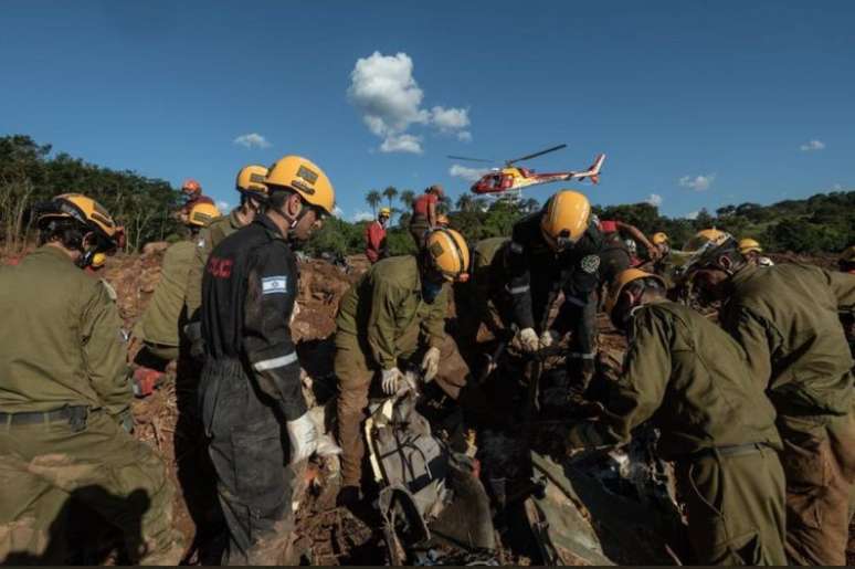 Militares israelenses participam de ação em área afetada por lama da barragem