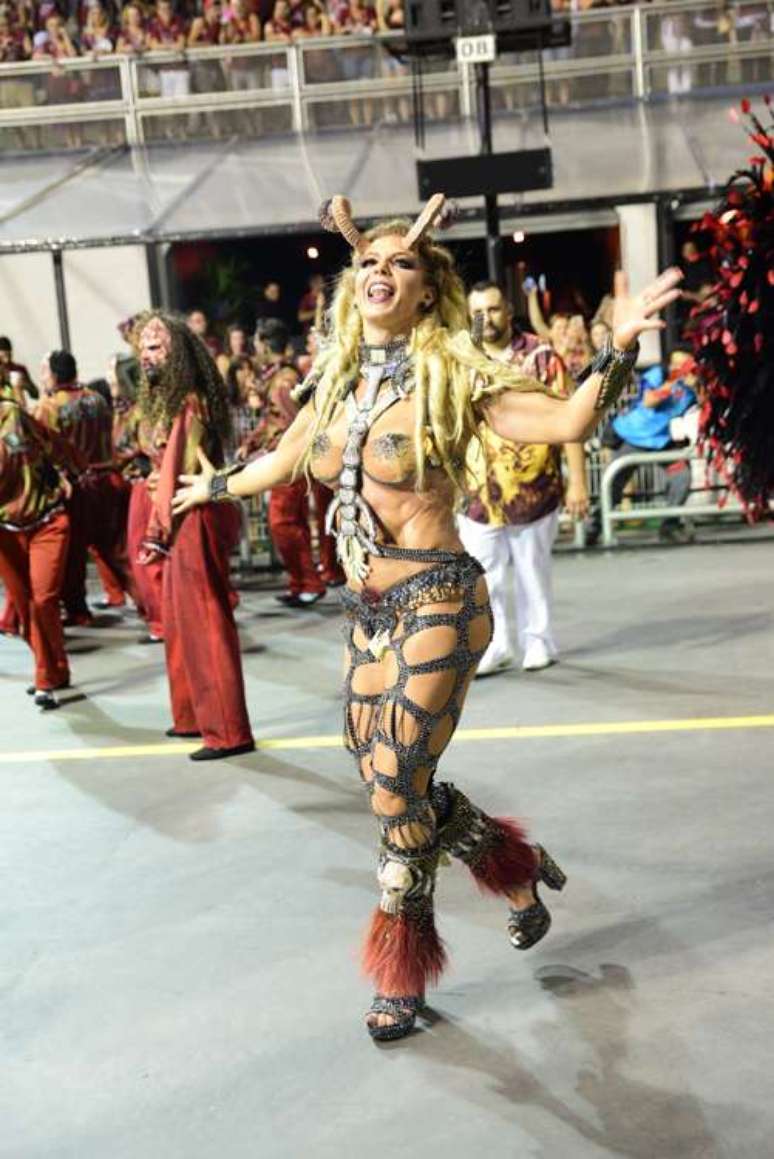 Sheila Mello foi a madrinha da bateria da estreante Independente Tricolor