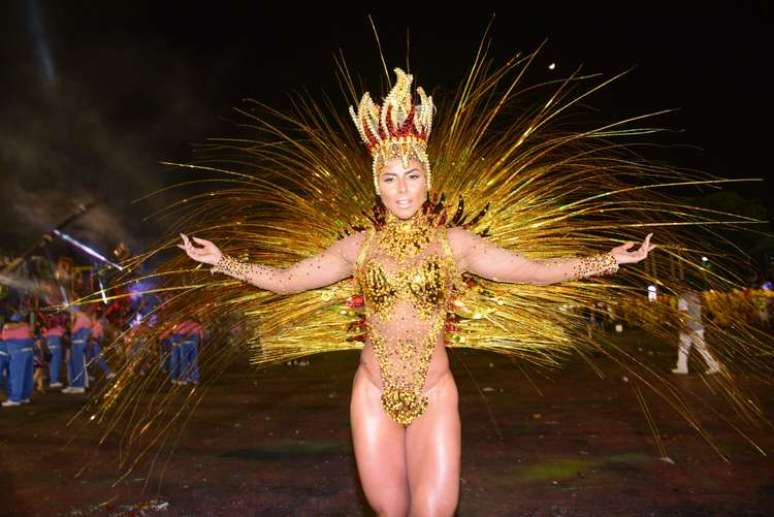 Thais Bianca mostrou toda a boa forma na avenida