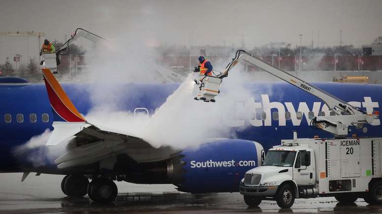 Trabalhadores descongelam avião da Southwest Airlines em Chicago, uma das cidades que espera-se serem mais afetadas pela onda polar