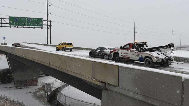 Motoristas estão sendo orientados a tomar medidas de precaução extra, com as estradas cobertas de neve