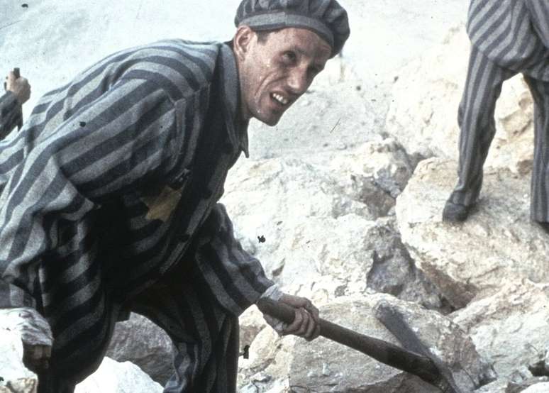 Karl Weiss, personagem da s&eacute;rie Holocausto, em trabalho for&ccedil;ado no campo de concentra&ccedil;&atilde;o de Buchenwald