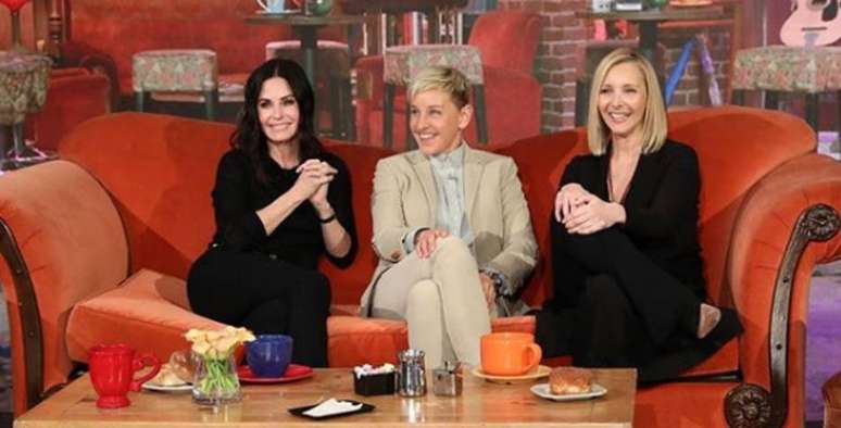Courteney Cox, Ellen DeGeneres e Lisa Kudrow em estúdio da cafetaria 'Central Perk'
