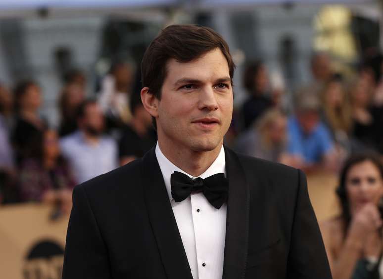 Ashton Kutcher divulga número de seu celular no Twitter