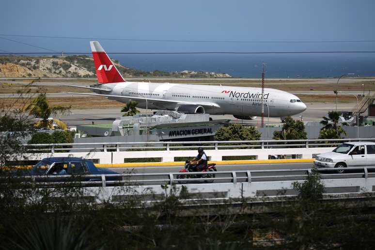 Avi&atilde;o da empresa russa Nordwind no aeroporto Simon Bolivar, em Caracas 29/01/2019 REUTERS/Andres Martinez Casares