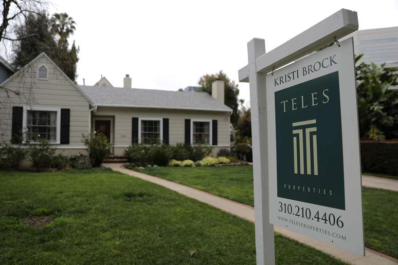 Placa de venda em frente de casa em Santa Monica, nos EUA
21/03/2017
REUTERS/Lucy Nicholson