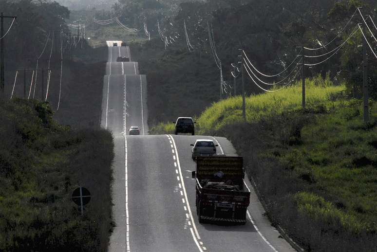 Ve&iacute;culos em rodovia 
17/08/2009
REUTERS/Paulo Santos 