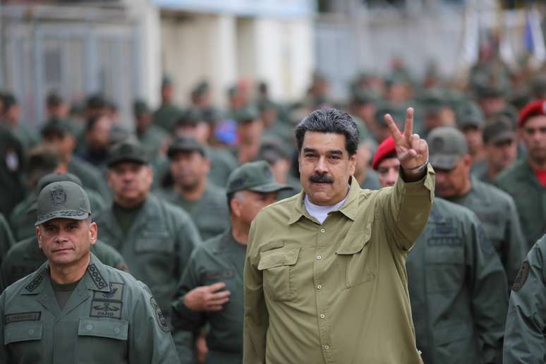 Presidente da Venezuela Nicolás Maduro rodeado por militares em base em Caracas em janeiro deste ano
30/01/2019
Miraflores Palace/Handout via REUTERS