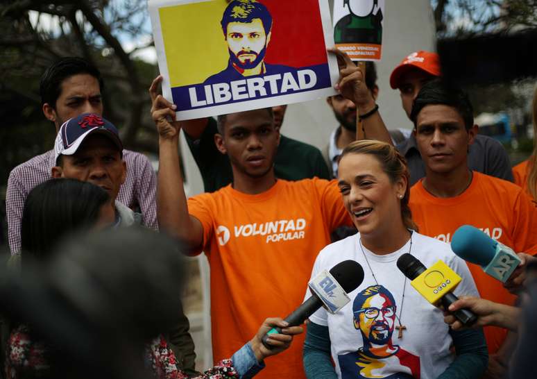 Lilian Tintori, mulher do líder de oposição Leopoldo Lópes, concede entrevista durante protesto contra presidente venezuelano Nicolás López 
30/01/2019 REUTERS/Andres Martinez Casares