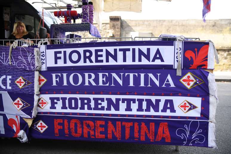 Material da torcida da Fiorentina. 22/09/2018  General view of merchandise for sale at a vendor outside the stadium  REUTERS/Alberto Lingria - 