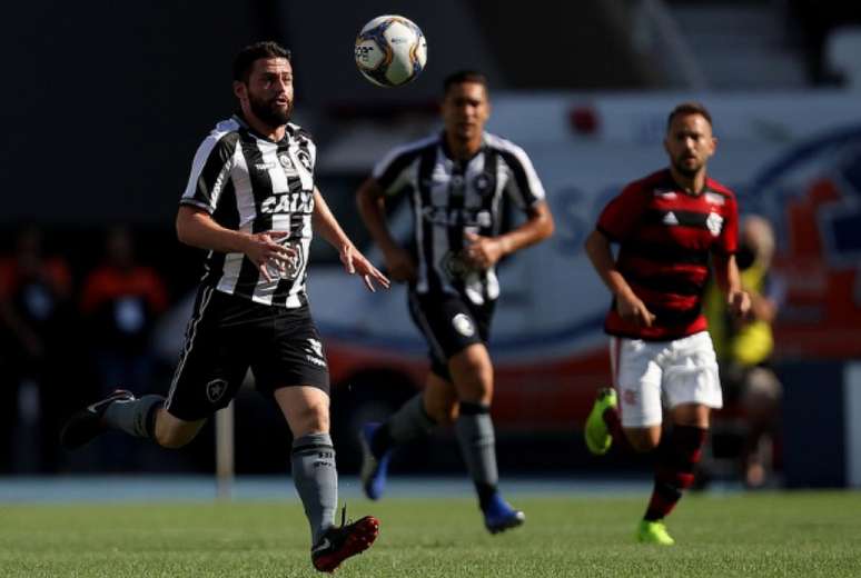 João Paulo, em ação contra o Flamengo: meio-campista se lesionou no clássico (Foto: Vítor Silva/SSPress/Botafogo)