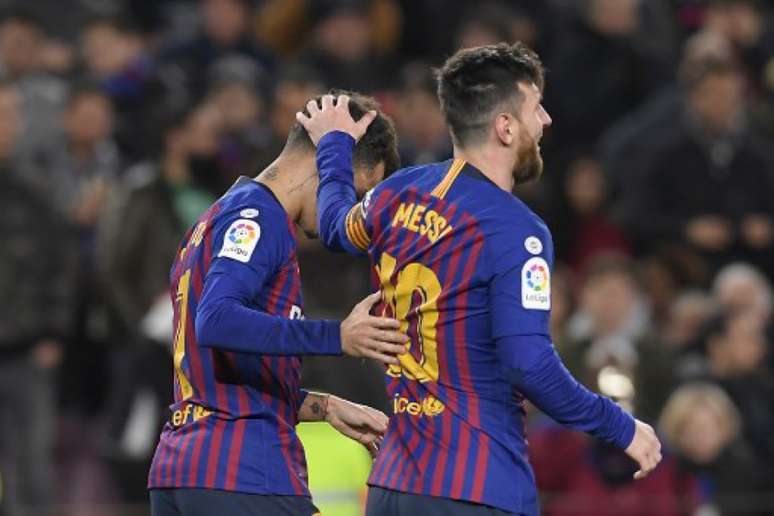 Coutinho recebe o cumprimento de Messi após abrir o placar para o Barcelona (Foto: Lluis Gene / AFP)