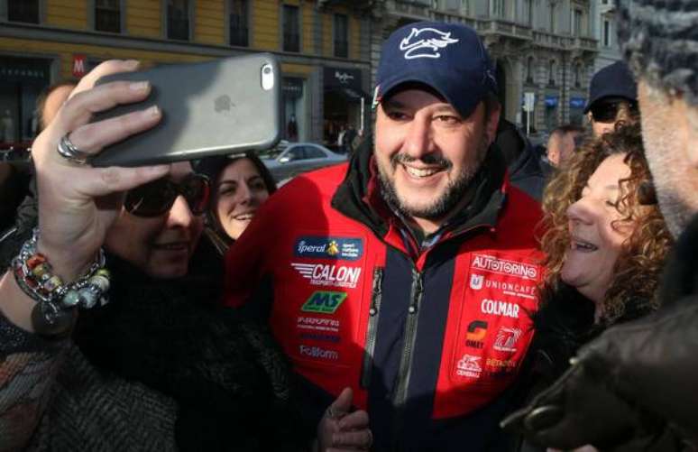 Matteo Salvini faz selfie com apoiadores em Milão, norte da Itália