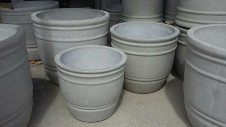 5- Como fazer vaso de cimento com balde é um artesanato barato, utilize embalagens plásticas descartáveis como moldes. Fonte: Artesanato e Reciclagem