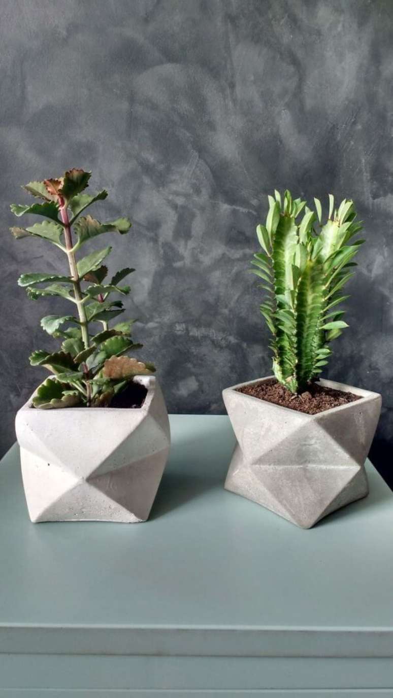 30- Crie moldes com papelão e utilize a técnica de como fazer vaso de cimento. Fonte: Pinterest