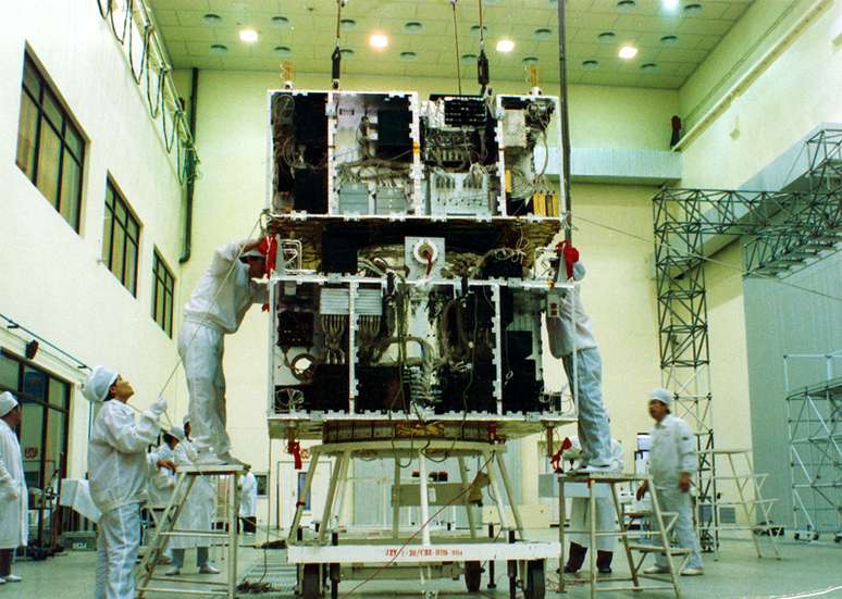 Técnicos trabalham no Cbers1, primeiro da série de satélites lançados pela parceria Brasil - China