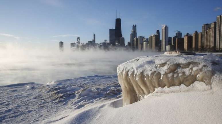 Imagem mostra prédios e área congelada em Chicago, em meio a intensa onda de frio nos EUA