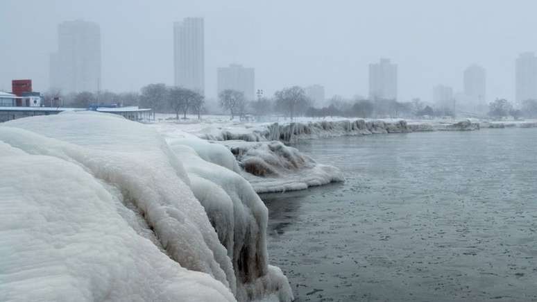 Imagem mostra prédios e área congelada em Chicago, em meio a intensa onda de frio nos EUA