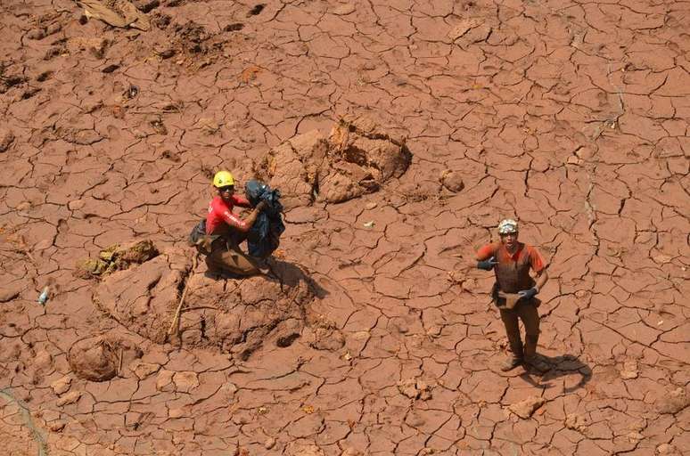 Bombeiros e pessoas que tiveram contato com a lama serão submetidas a exames periódicos