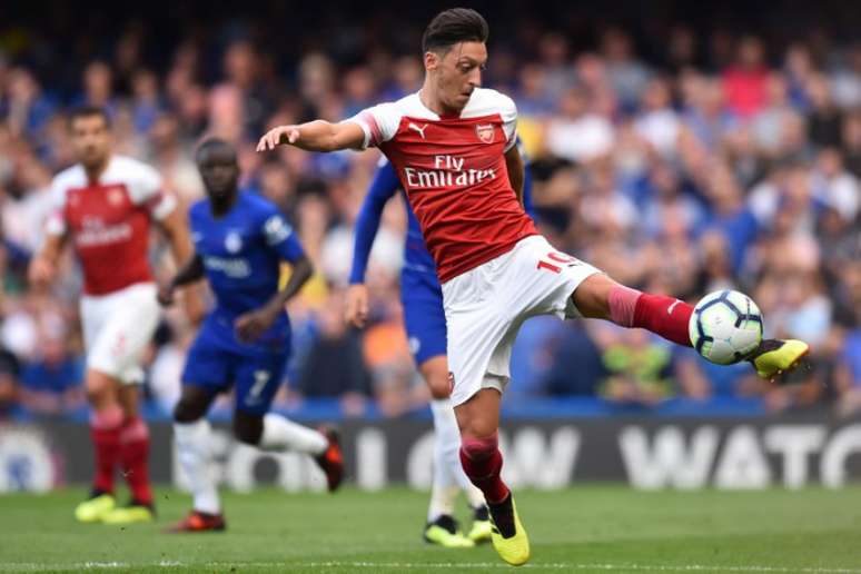 Özil não vive boa fase no Arsenal (Foto: Glyn Kirk / AFP)