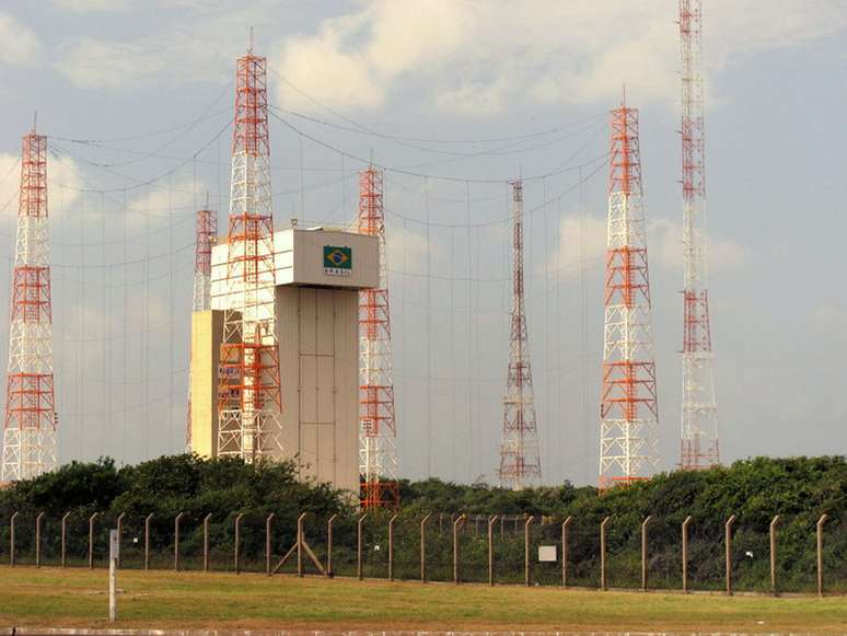 Na imagem, a torre de lançamento construída após o acidente de 2003, em foto de 2013