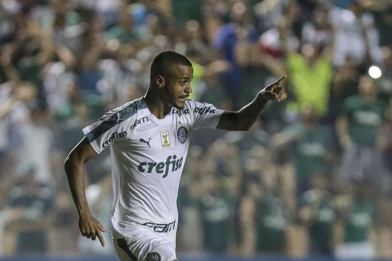 Felipe Pires, do Palmeiras, comemora o seu gol durante partida contra o Oeste válida pela 4ª rodada do Campeonato Paulista 2019, na Arena Barueri, em Barueri, na Grande São Paulo, na noite desta quarta-feira (30).