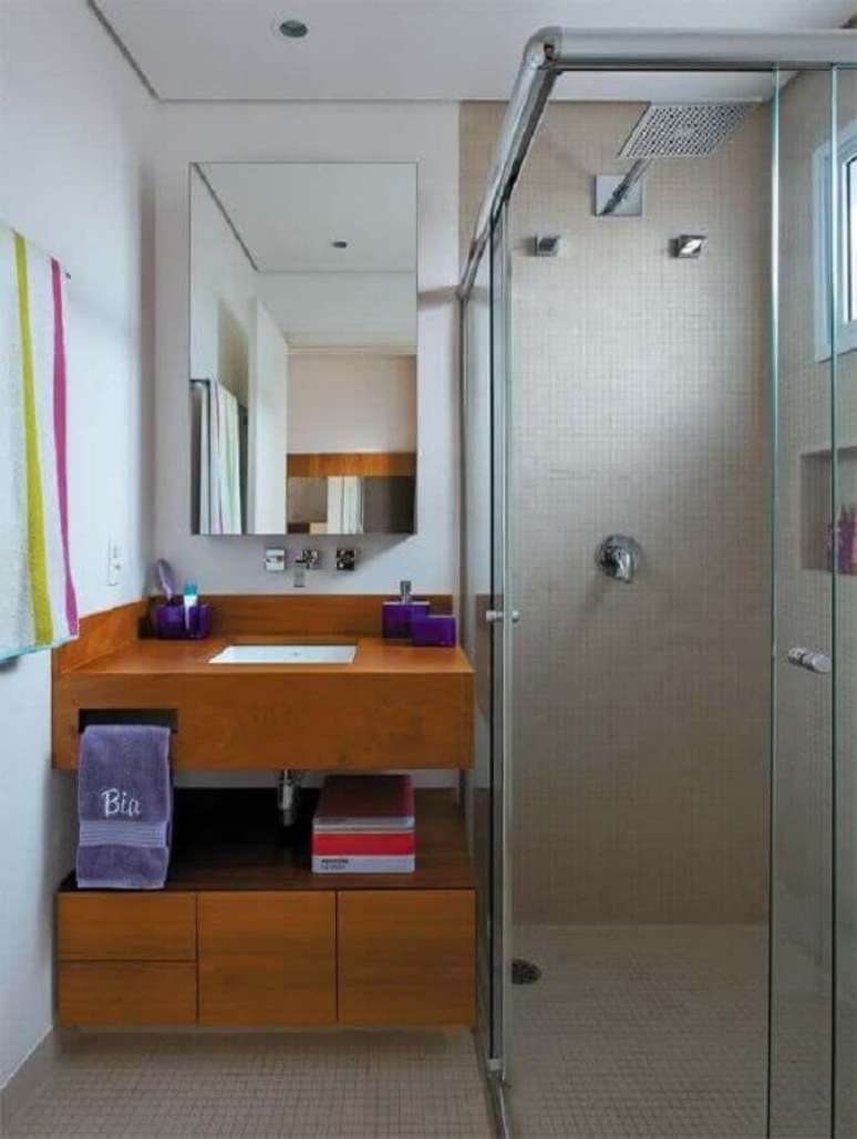 9. Aqui o gabinete para banheiro pequeno ganhou bastante destaque na decoração por ser de madeira – Foto: Cobec Construtora