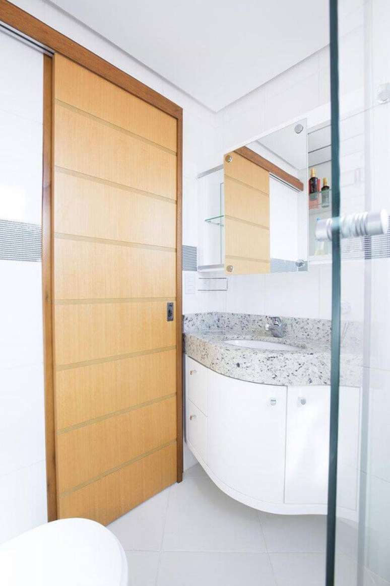 14. Invista em um banheiro pequeno planejado com portas de correr para melhor aproveitamento de espaço – Foto: Camila Chalon