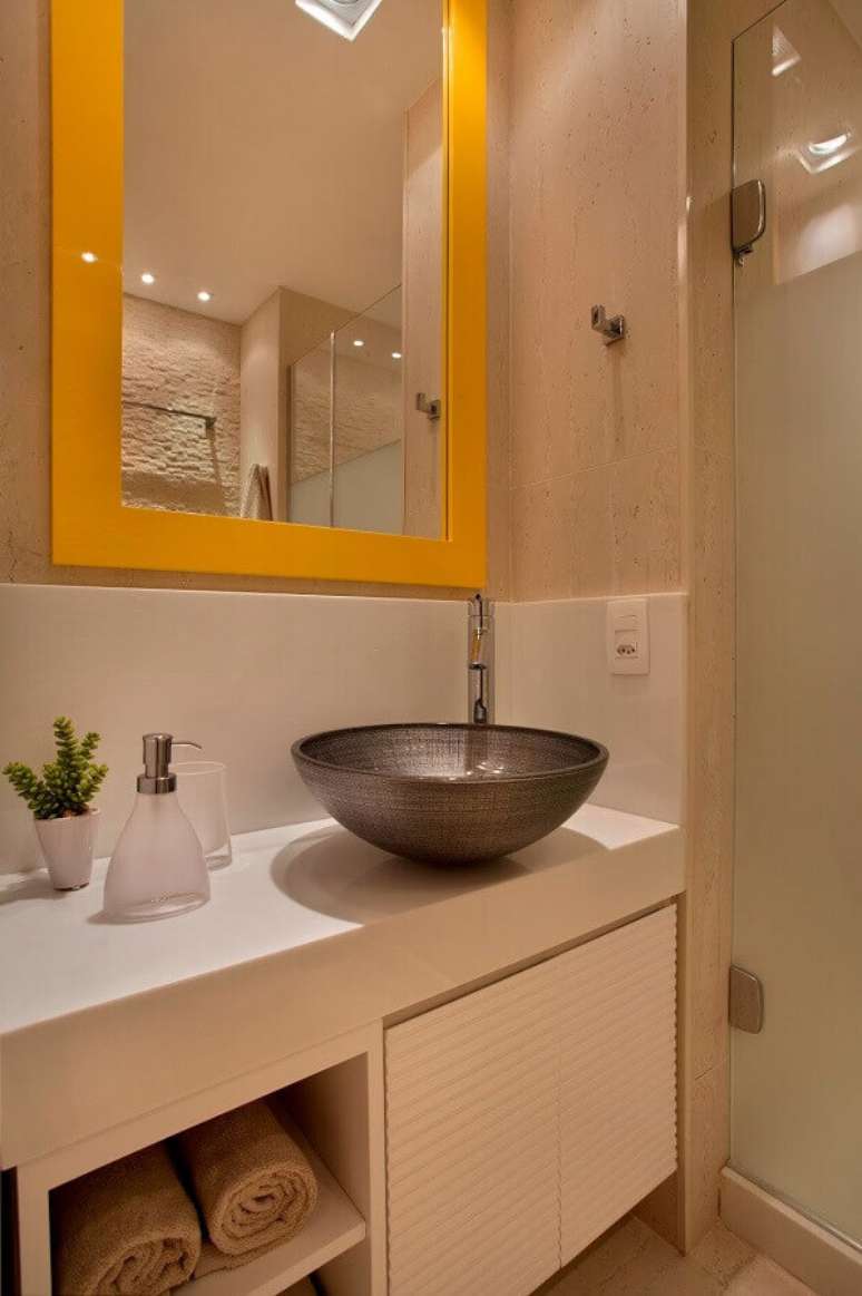 3. Deixe as cores mais vibrantes para os detalhes dos banheiros pequenos decorados – Foto: Achados de Decoração