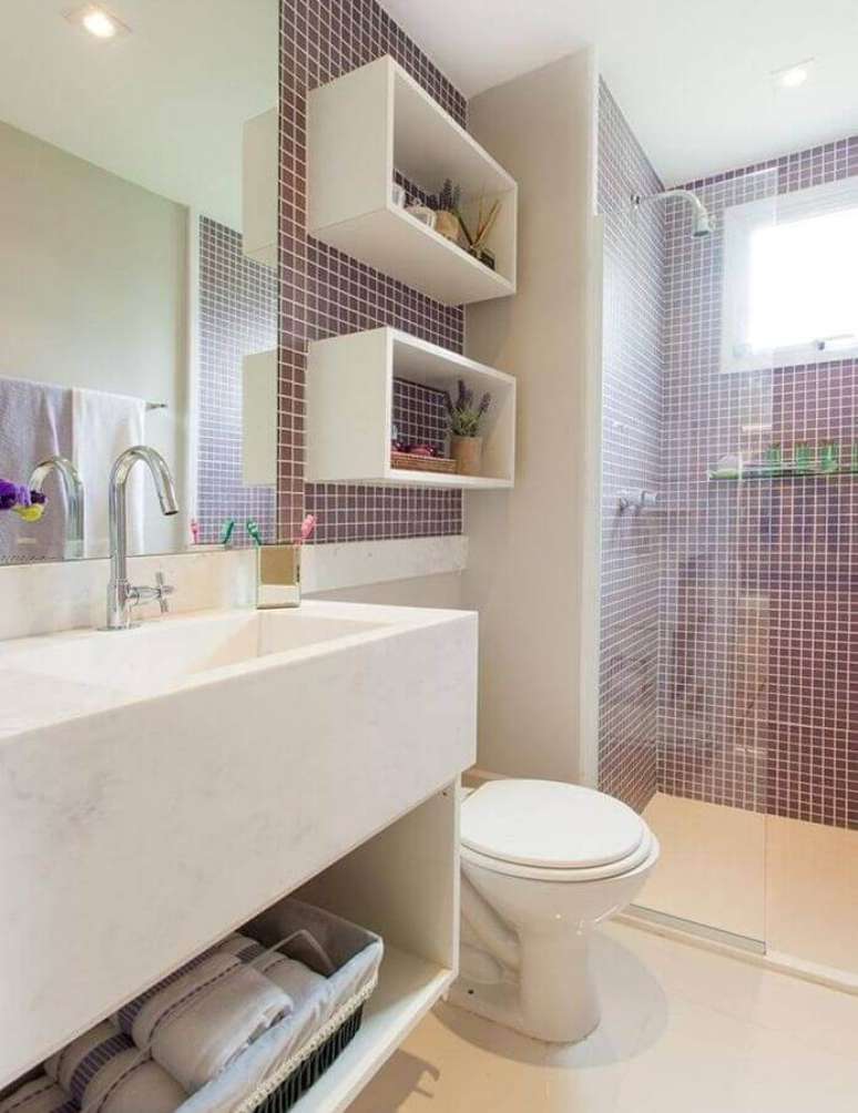 5. A decoração de banheiros com pequenos com box de vidro é garantia de um ambiente mais clean – Foto: Casa Perferies