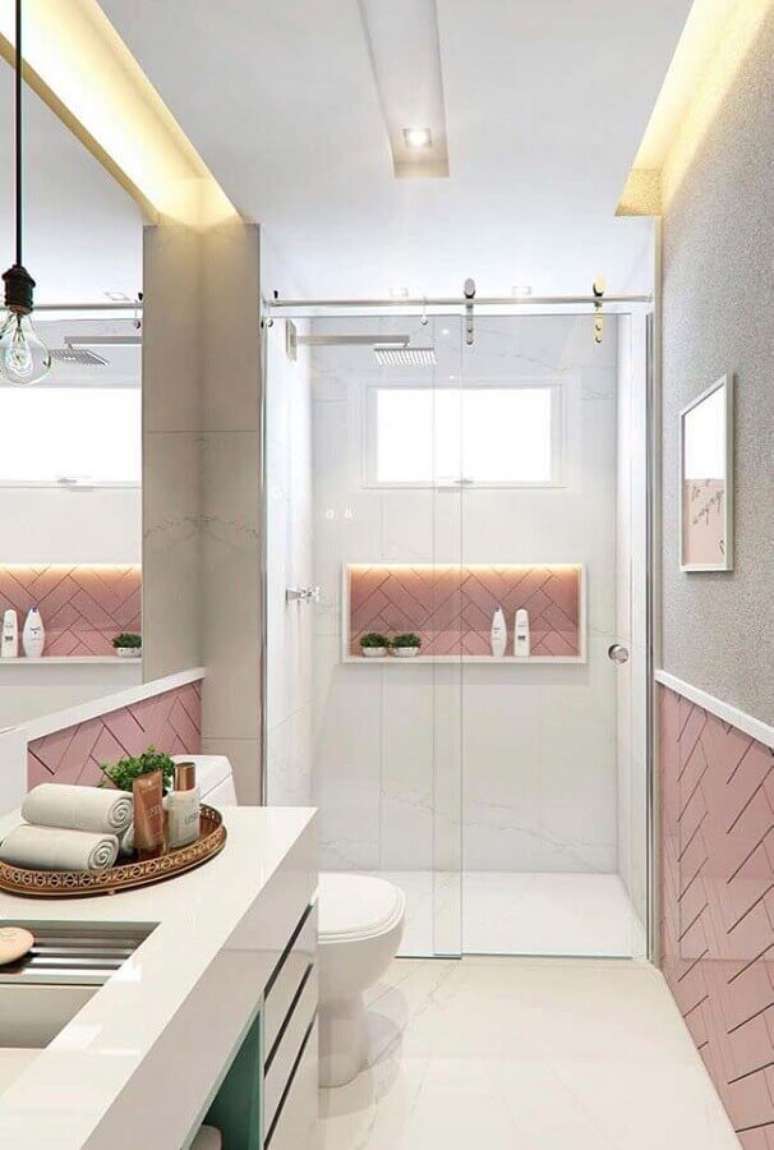 50. O azulejo rosa claro trouxe um toque super delicado e feminino para a decoração de banheiro pequeno – Foto: Pinterest