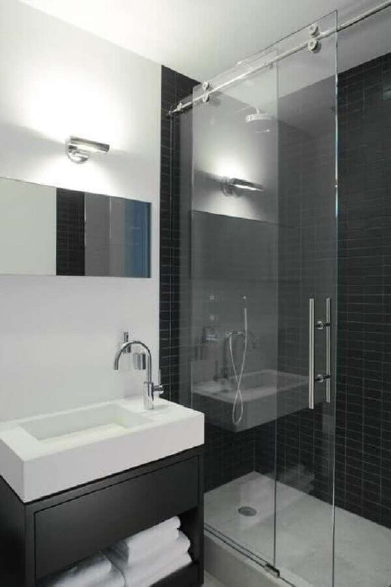 53. A combinação de preto e branco é perfeito para a decoração de banheiros pequenos e modernos – Foto: Gosia Design
