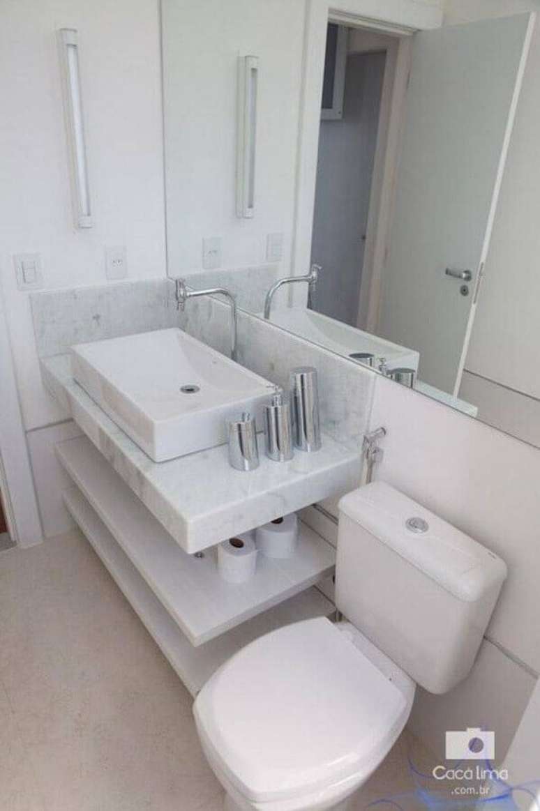 55. Decoração clean para banheiro pequeno planejado todo branco com bancada de mármore – Foto: Augusto Alvarenga