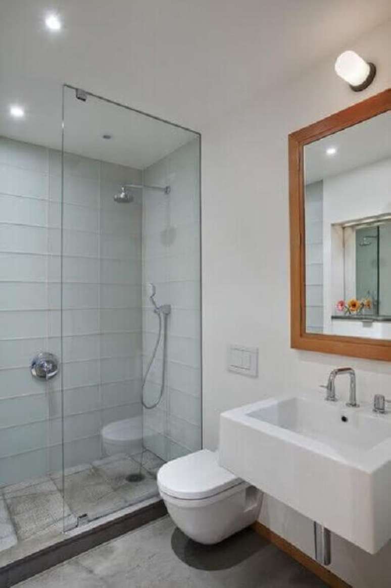 62. Decoração simples para banheiro com box de vidro e espelho com moldura de madeira – Foto: Ivango