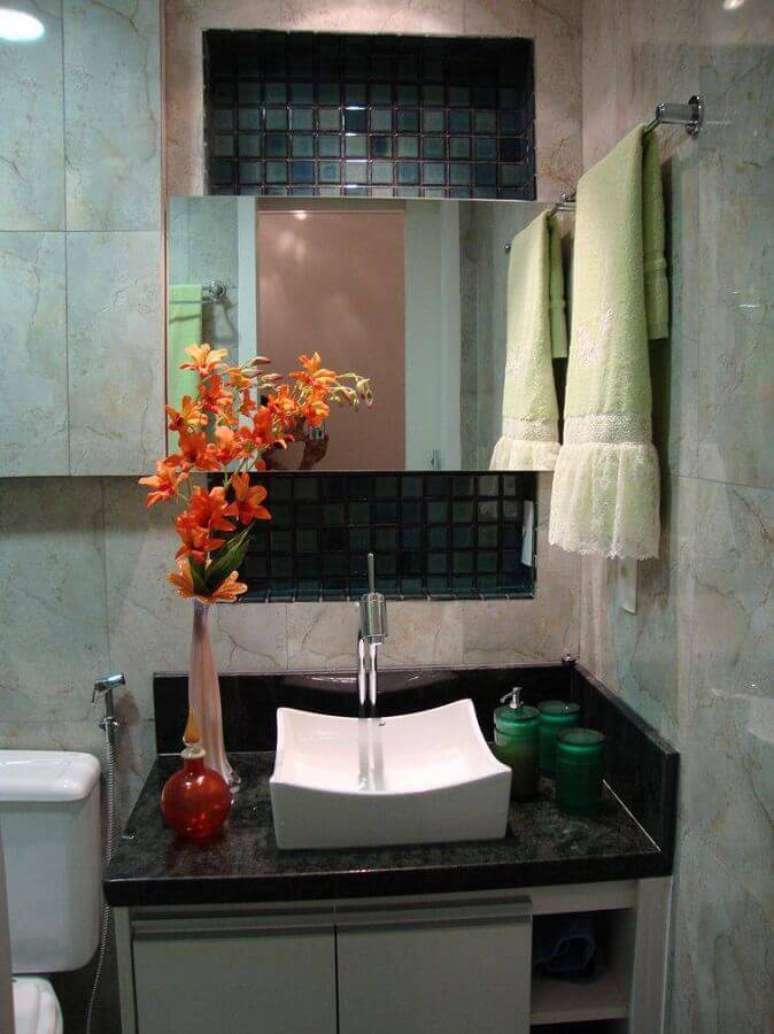 66. Decoração simples para banheiros pequenos com pastilhas de vidro -Foto: Marli Rodrigues