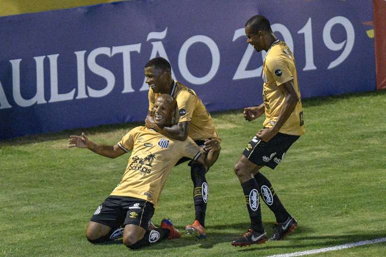 Carlos Sanchez do Santos comemora após marcar gol (0-4) durante partida entre Bragantino x Santos, A partida é válida pela 4ª rodada do Campeonato Paulista 2019, realizada no Estádio Nabi Abi Chedid, Bragança Paulista, na noite desta Quinta (31).