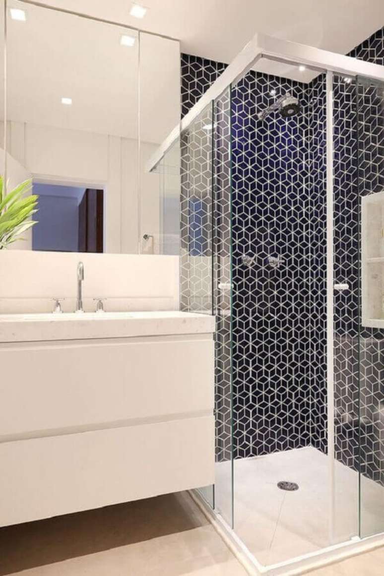 71. Utilize azulejos diferentes na parte interna do box de banheiros pequenos – Foto: Casa de Valentina