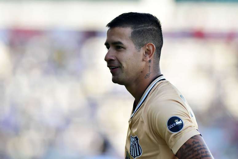 O jogador Derlis Gonz&aacute;lez do Santos, durante partida contra a equipe do Bragantino, em jogo v&aacute;lido pela quarta rodada do Campeonato Paulista de 2019, realizado no Est&aacute;dio Nabi Abi Chedii, em Bragan&ccedil;a Paulista, interior do estado de S&atilde;o Paulo, na noite desta quinta-feira (31).