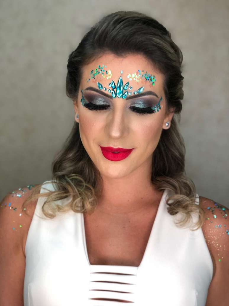 6 Dicas para usar glitter e cores neon na maquiagem durante o carnaval