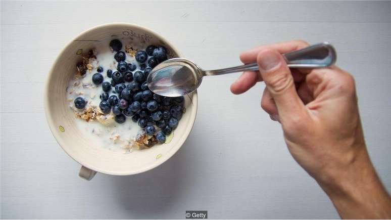 Como muitos cereais são enriquecidos com vitaminas, quem toma café da manhã absorve mais nutrientes, assim como mais açúcar
