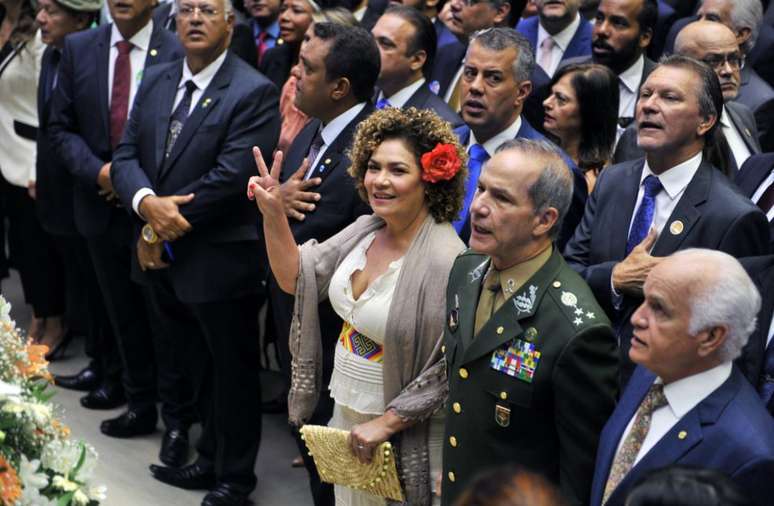 General Peterneli (&agrave; frente, dir.) concorreu como candidato avulso do PSL, e agora pode ser expulso da legenda