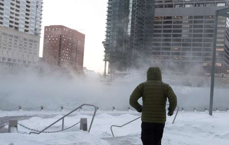 Homem se arrisca pelas ruas de Chicago com temperaturas abaixo de zero