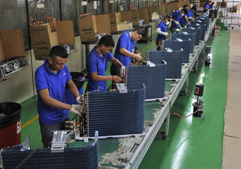 Funcionários trabalham em fábrica de ar condicionadoem Manaus
24/06/2014
REUTERS/Jianan Yu