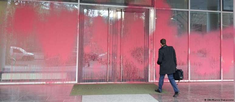 Fachada da embaixada brasileira em Berlim amanheceu coberta de tinta