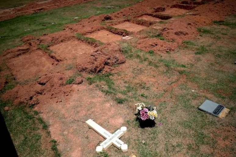 Missa e chuva de pétalas homenageiam vítimas de Brumadinho